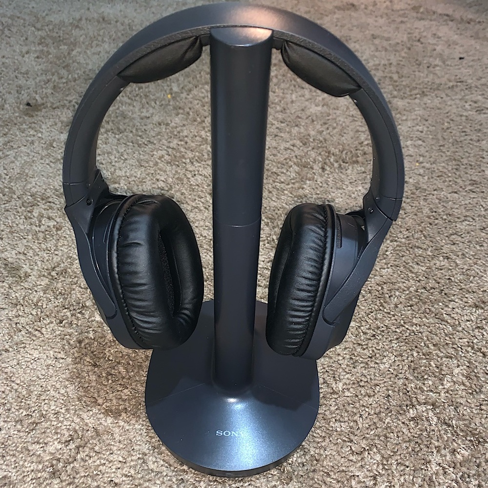 Sony wireless headphones with charger doc 🎧